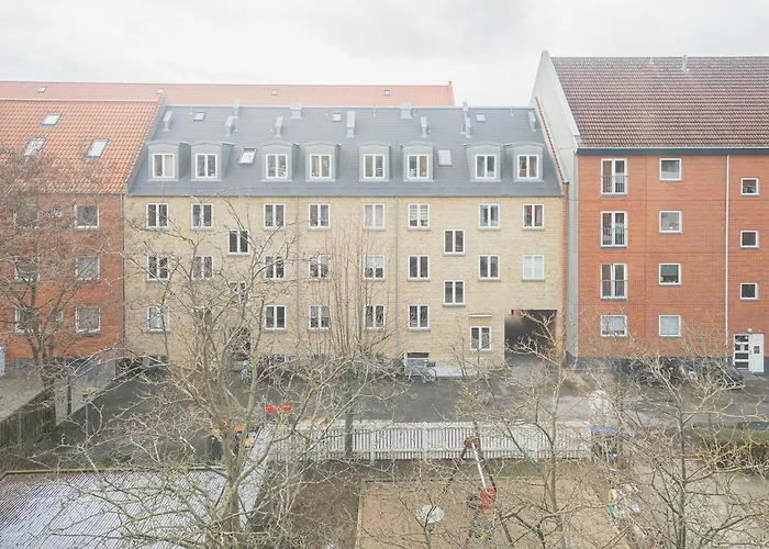Refurbished 1-Bed Close To Metro And Airport